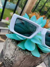 Load image into Gallery viewer, Sunglasses 3-D Retro Frames
