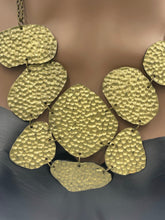 Load image into Gallery viewer, Necklace Hammered Geometric Disc
